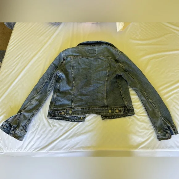 Women’s classic Levi's Denim Jacket - Picture 2 of 7